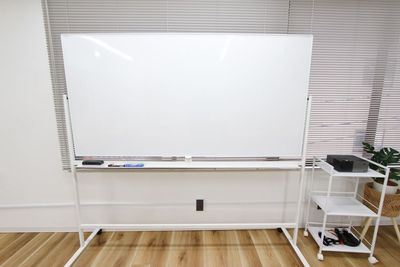 ホワイトボード（無料備品です） - 貸し会議室 HATTEN 東銀座 ✨【新富町1分】東銀座エリアの広々快適な貸し会議室✨の設備の写真
