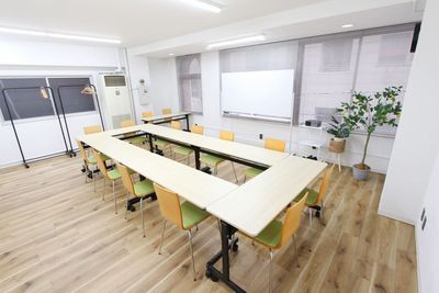 レイアウトは自由に変更可能です - 貸し会議室 HATTEN 東銀座 ✨【新富町1分】東銀座エリアの広々快適な貸し会議室✨の室内の写真
