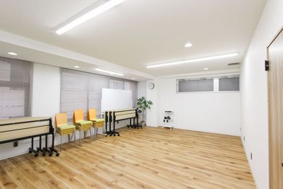 机を移動して、広々とした空間を活用できます - 貸し会議室 HATTEN 東銀座 ✨【新富町1分】東銀座エリアの広々快適な貸し会議室✨の室内の写真