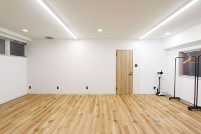 机を移動して、広々とした空間を活用できます - 貸し会議室 HATTEN 東銀座 ✨【新富町1分】東銀座エリアの広々快適な貸し会議室✨の室内の写真