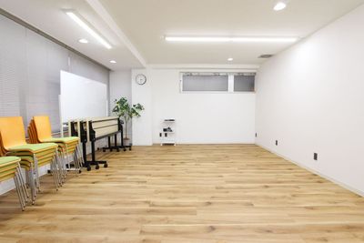 机を移動して、広々とした空間を活用できます - 貸し会議室 HATTEN 東銀座 ✨【新富町1分】東銀座エリアの広々快適な貸し会議室✨の室内の写真