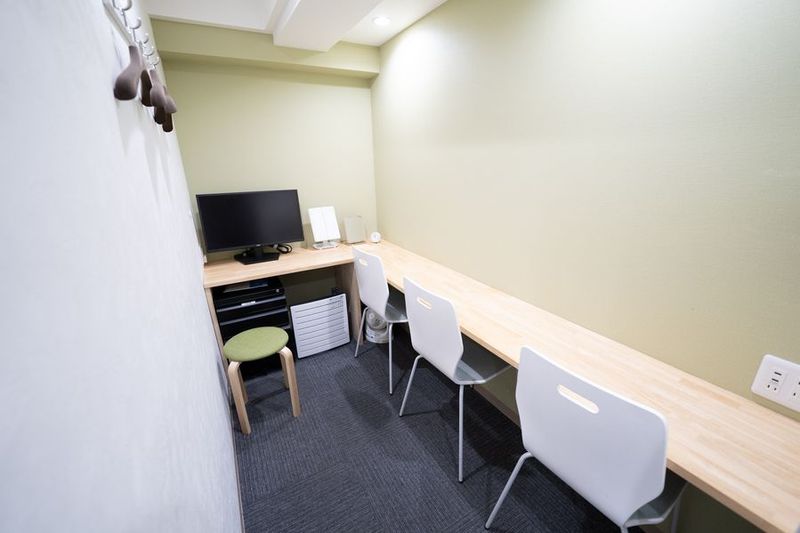 固定式のカウンターテーブルと椅子3脚（他に簡易丸椅子1脚あり) - ReSpace品川港南口（旧：みらいスペース品川港南口）の室内の写真