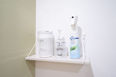 備品（アルコール、ウエットティッシュ、消臭スプレー） - ReSpace品川港南口（旧：みらいスペース品川港南口）の設備の写真
