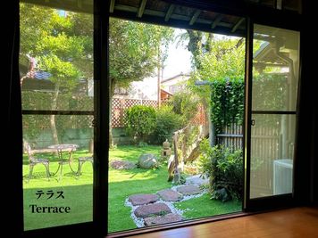 Makoto古民家ー若宮苑 Makoto古民家 若宮苑｜【春限定】庭に本物の桜が咲く一棟貸切の室内の写真