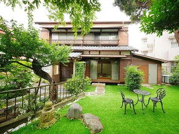 Makoto古民家ー若宮苑 Makoto古民家 若宮苑｜【春限定】庭に本物の桜が咲く一棟貸切の室内の写真