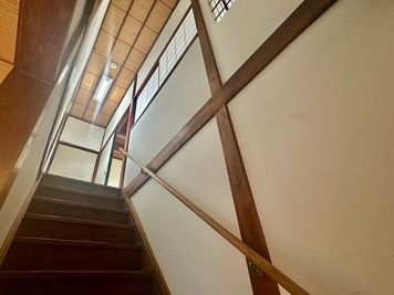 Makoto古民家ー若宮苑 Makoto古民家 若宮苑｜【春限定】庭に本物の桜が咲く一棟貸切の室内の写真