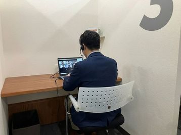 外回り営業の間合いに業務やリモート会議が可能です - ビジネスクリエーターズ小田原 シェアデスクの室内の写真