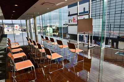 トヨタモビリティ富山 ＜高岡＞ 【フロア半面】高岡店・２F ショールームの室内の写真