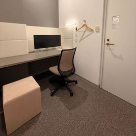 ちょっとした２名での打合せに使える広め個室。高速Wifi・ワイドモニター・コーヒーサーバー完備【土日祝はお得料金設定】 - comolu 新宿西口