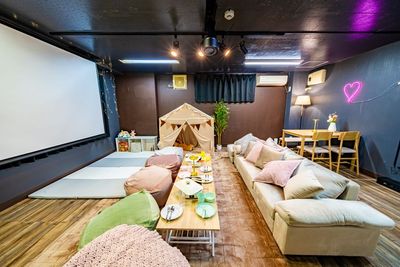 広々空間。ソファやキッズスペースでゆったりゴロゴロできるレンタルスペース。 - 【Party本厚木】 子連れ歓迎｜デート｜ママ会｜誕生日会｜打ち上げに🌟 [84]の室内の写真
