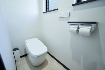 便座に触らず開閉が可能な、ノータッチトイレ - オフィスネスト麻布十番 212号室の設備の写真