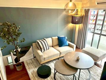 ソファとオットマンを組み合わせると足を投げ出して座ったりも出来ます - 金池レンタルスペース【大分駅徒歩6分】 大分駅近｜多目的レンタルスペースの設備の写真