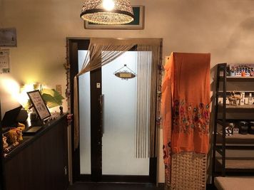 小雑貨の多い店内です - 山大燃料工業株式会社の建物の2階です 【西大路御池5分】広々60㎡・ベッド5台貸切／個人施術・研修◎の入口の写真