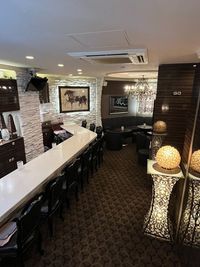 カウンター席の俯瞰 - シェリールナ 人数変動無料のカラオケ付きの内装豪華なレンタルスペースの室内の写真