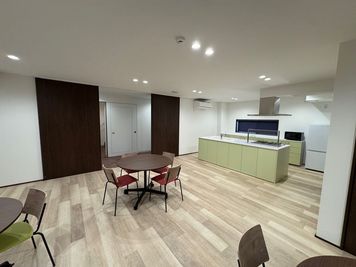 ミーティングスペース「オレンジ」 キッチン付き多目的スペースの室内の写真