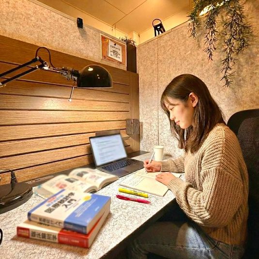 【阪急六甲1分】大人の自習室|半個室|資格試験対策などに最適 - BE-CON六甲本店