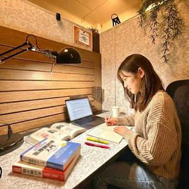 12時間たっぷり集中！1時間あたり約260円の圧倒的コスパ。半個室・高速WiFi・電源完備。阪急六甲1分で移動もスムーズ！ - BE-CON六甲本店