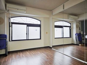 大型鏡3枚完備のスタジオ - Space AKARI 大宮駅前店 レンタルスタジオ　Space AKARI 大宮駅前店の室内の写真