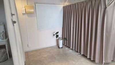 個室をご希望の方などにおすすめの仕切りスペース - beauty haii 心斎橋駅５分｜Wi-Fi完備コワーキングスペースの室内の写真