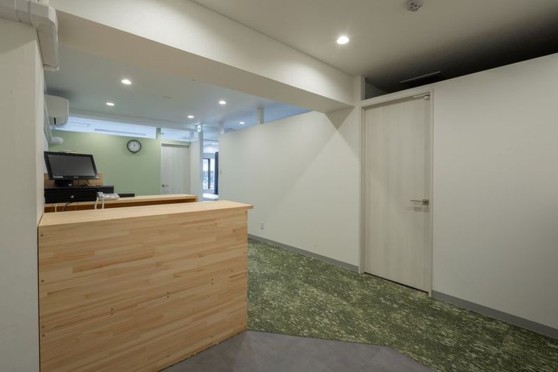 開放感のある受付 - salon Luana（サロン ルアナ） 超好立地レンタルサロン・整体スペースの入口の写真