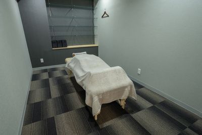 施術ベットや高級ボディーマットが貸出可能です。 - salon Luana（サロン ルアナ） 超好立地レンタルサロン・整体スペースの設備の写真