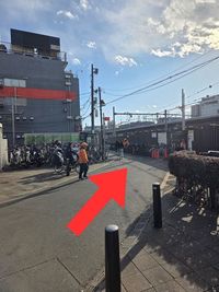 右手方面の線路沿いを50メートルほど進みます。 - Space AKARI 大宮駅前店 レンタルスタジオ　Space AKARI 大宮駅前店のその他の写真