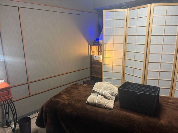 最大の明るさ設定にしております。 - Brainレンタルサロン 吉祥寺駅徒歩3分/ベット・タオル等備品充実付き　承認システム対応の室内の写真