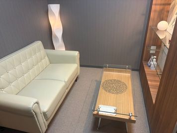 待合室もご利用ください。 - Brainレンタルサロン 吉祥寺駅徒歩3分/ベット・タオル等備品充実付き　承認システム対応の室内の写真