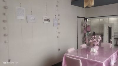 インドア花見３月～４月

テーブルは折りたためますので、レイアウトは自由にして下さい - ギャラリー雪月花ゆづか　 一軒屋2階洋室10畳　スポットライト･ピクチャーレール有　の室内の写真