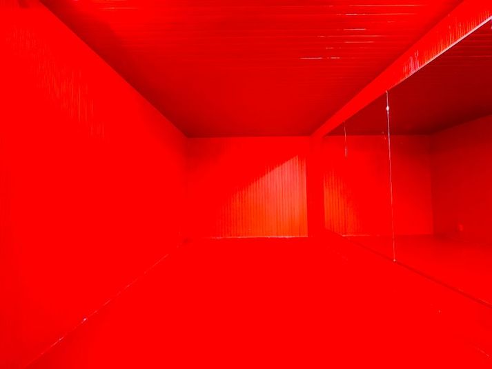 不要なものを削ぎ落とした真っ赤なスペースです！ - in the house / Shibuya  "Gallery" 3Fの室内の写真