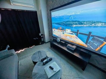 100インチスクリーン映画🎞有名ゲーム器•5,000種類の懐ゲーム器🎮推し活🤍贅沢な遊び時間を、大人だけの隠れ家で🖤 - 小倉駅から徒歩5分!レンタルスペース KCハウス