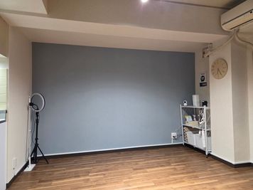 ブルーグレーのオシャレな内装 - Space AKARI 大宮駅前店 レンタルスタジオ　Space AKARI 大宮駅前店の室内の写真