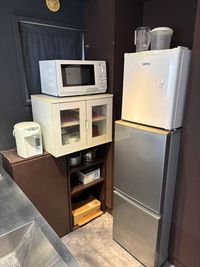 冷蔵庫(2台/大•小) 電子レンジ ポットなど 一通り揃っています - 利井ビル・レンタルスペース 王子公園 多目的スペース  教室・サロン・撮影・会議の室内の写真