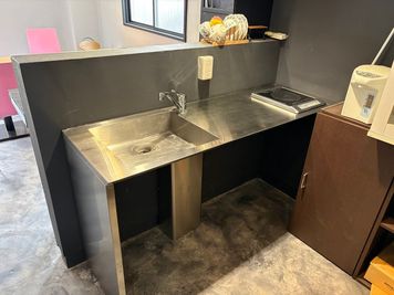 キッチン(IH)付き - 利井ビル・レンタルスペース 王子公園 多目的スペース  教室・サロン・撮影・会議の室内の写真