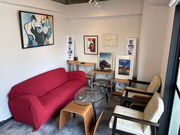 4人掛けソファ - 利井ビル・レンタルスペース 王子公園 多目的スペース  教室・サロン・撮影・会議の室内の写真