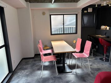 明るい光が差し込むテーブルスペース - 利井ビル・レンタルスペース 王子公園 多目的スペース  教室・サロン・撮影・会議の室内の写真