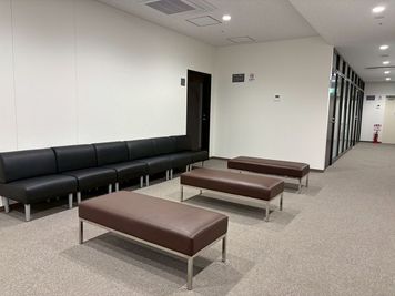 会議室前ラウンジ - 埼玉カンファレンスセンター 【大宮西口DOMⅡ】会議室6の設備の写真