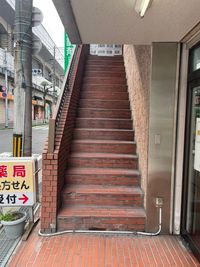 階段で2階へ - 福山駅前 North Space 大黒町 静かな完全個室｜福山駅前 North Space大黒町 の外観の写真