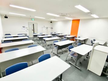 【PARM-CITY131貸会議室　Room5C】全て2名掛けレイアウトのため、ゆとりある室内空間｜ - PARM-CITY131貸会議室 仙台｜PARM-CITY131貸会議室　Room5C｜最大31名の室内の写真