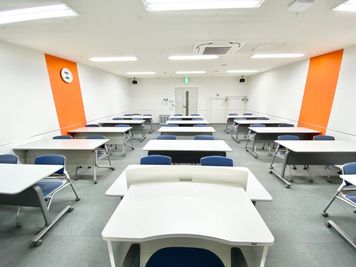 【PARM-CITY131貸会議室　Room5C】1机1名利用の資格試験・検定会場や説明会やセミナー利用もおすすめ｜ - PARM-CITY131貸会議室 仙台｜PARM-CITY131貸会議室　Room5C｜最大31名の室内の写真