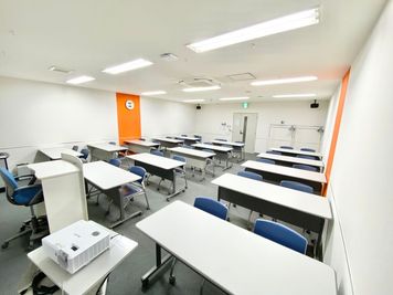 【PARM-CITY131貸会議室　Room5C】全て2名掛けレイアウトのため、ゆとりある室内空間｜ - PARM-CITY131貸会議室 仙台｜PARM-CITY131貸会議室　Room5C｜最大31名の室内の写真