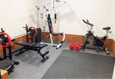 一般的ジムのように機械の順番待ちは無し - ビジネスクリエーターズ小田原 個室トレーニングジムの設備の写真