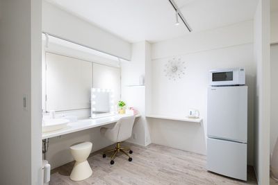 冷蔵庫、電子レンジ、など - 推し活スタジオ「推し箱」 推し活レンタルスペースの設備の写真