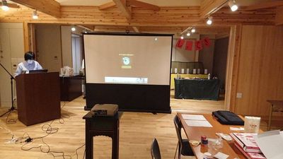 １５０インチのスクリーン・プロジェクター完備 - 瑞巖寺檀信徒多目的会館「和晃庵」 本堂（主に会館が満室の時や特殊行事にて）の室内の写真