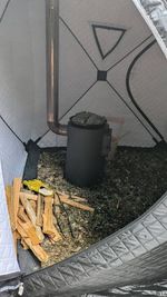 薪ストーブやテントグッズはそろっています。薪を使った方は、次の方の薪割りしていってくださいね♪ - 瑞巖寺檀信徒多目的会館「和晃庵」 テントサウナ（裏庭）の室内の写真