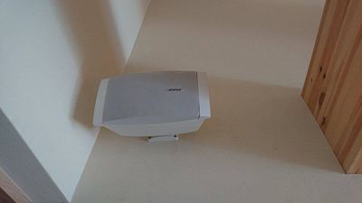 住職のこだわりでBOSE（坊主）スピーカー（笑） - 瑞巖寺檀信徒多目的会館「和晃庵」 テントサウナ（裏庭）の室内の写真