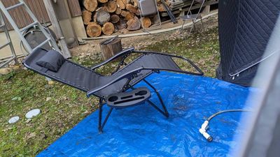 チェアも完備 - 瑞巖寺檀信徒多目的会館「和晃庵」 テントサウナ（裏庭）の設備の写真