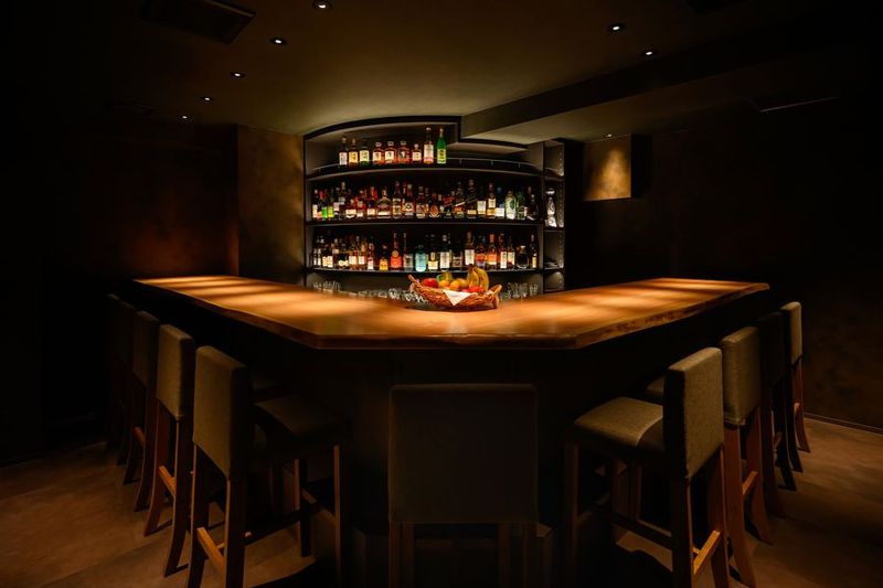 バーカウンター（10名席） - bar POSH 【bar POSH】ラグジュアリーな貸切・撮影・イベントスペースの室内の写真