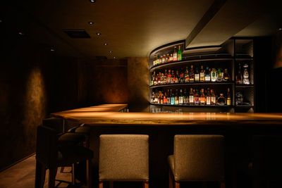バーカウンター（10名席） - bar POSH 【bar POSH】ラグジュアリーな貸切・撮影・イベントスペースの室内の写真
