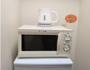 電子レンジ・電気ケトルもあるので離乳食の温めなどにご利用下さい。 - レンタルキッズスペースHOMERU舞鶴店 子供専門レンタルキッズスペース！５０個の知育玩具！の設備の写真